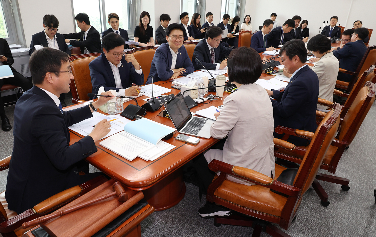2일 국회에서 열린 예산결산특별위원회의 2025년도 제2회 추가경정예산안 등 조정소위원회가 더불어민주당 소속 한병도 위원장의 주재로 열리고 있다. [연합]