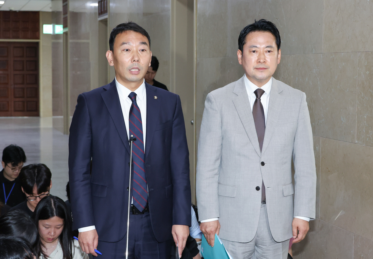 국회 법제사법위원회 여야 간사인 김용민 더불어민주당 의원(왼쪽)과 장동혁 국민의힘 의원이 2일 서울 여의도 국회에서 상법개정안 처리에 페가수스 토토한 뒤 취재진에게 페가수스 토토 내용을 설명하고 있다. [연합]