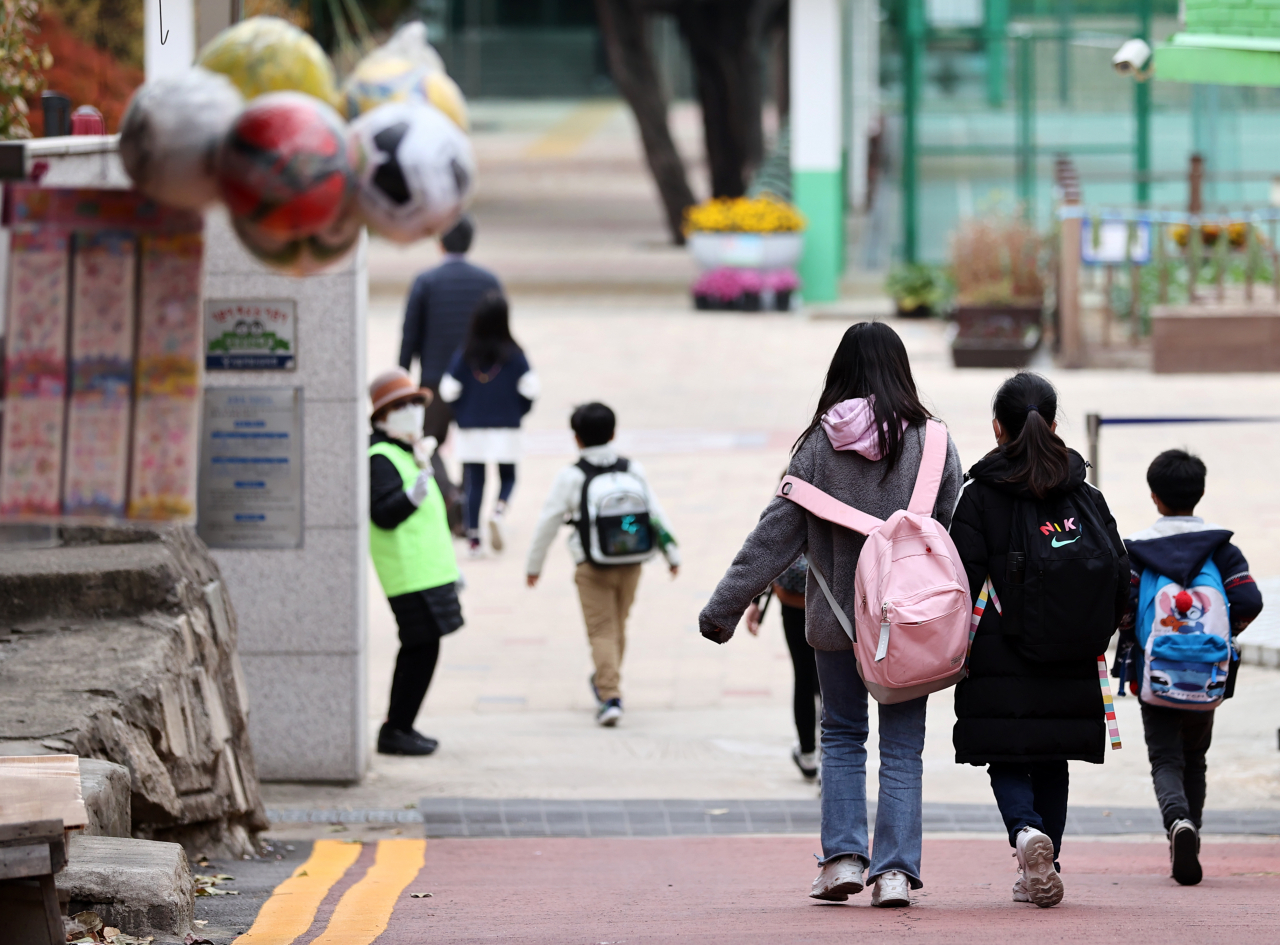 전 서울의 한 초등학교 학생들이 등교하고 있다. [연합]