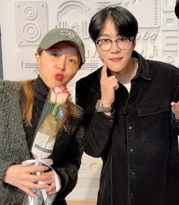 코요테 토토사이트 홍보 커뮤니티(왼쪽)과 예비 신랑 가수 문원(오른쪽). [‘싱글벙글쇼’]