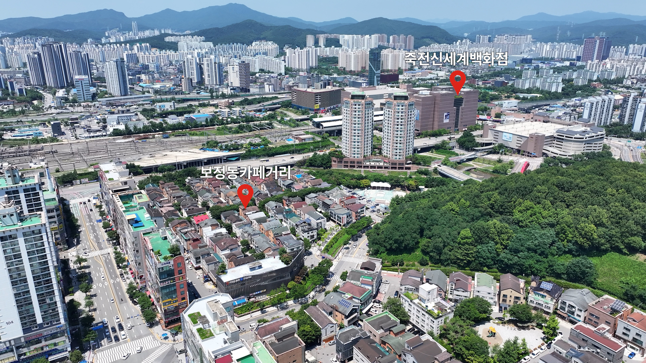 경기도 용인시 무신사 토토사이트구 보정동 카페거리와 인근에 있는 죽전신세계백화점의 모습. 안경찬 PD