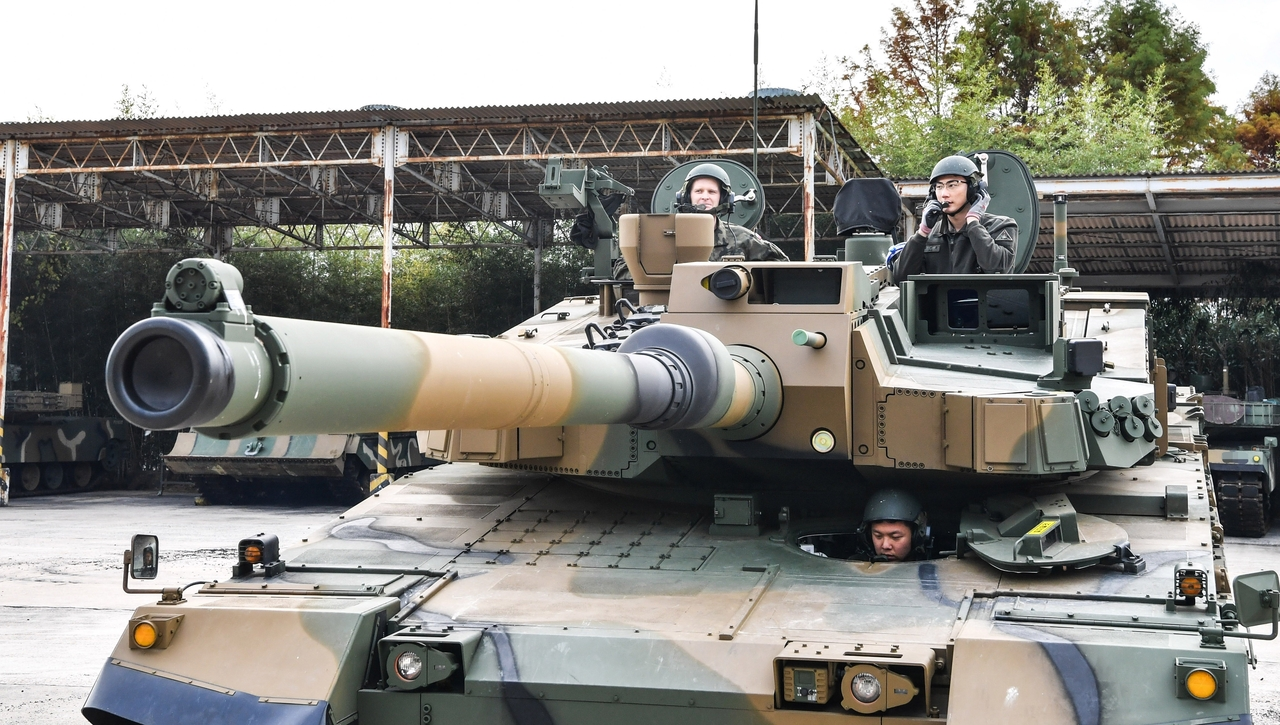 K2토토사이트 db 해킹 기본과정에 참가한 폴란드군 교육생(왼쪽)이 K2토토사이트 db 해킹 운용 노하우를 교육받고 있다. [연합]