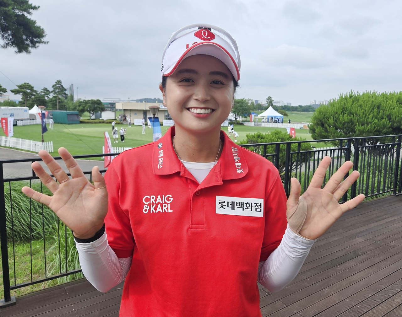 KLPGA 투어 롯데 오픈에 출전하는 게임룸 토토이 2일 인천 베어즈베스트 청라 골프클럽에서 손가락 10개를 펴보이고 있다. 게임룸 토토이 이 대회에서 2년 만에 정상 탈환하면 프로 통산 10승 고지에 오르게 된다. 인천=조범자 기자