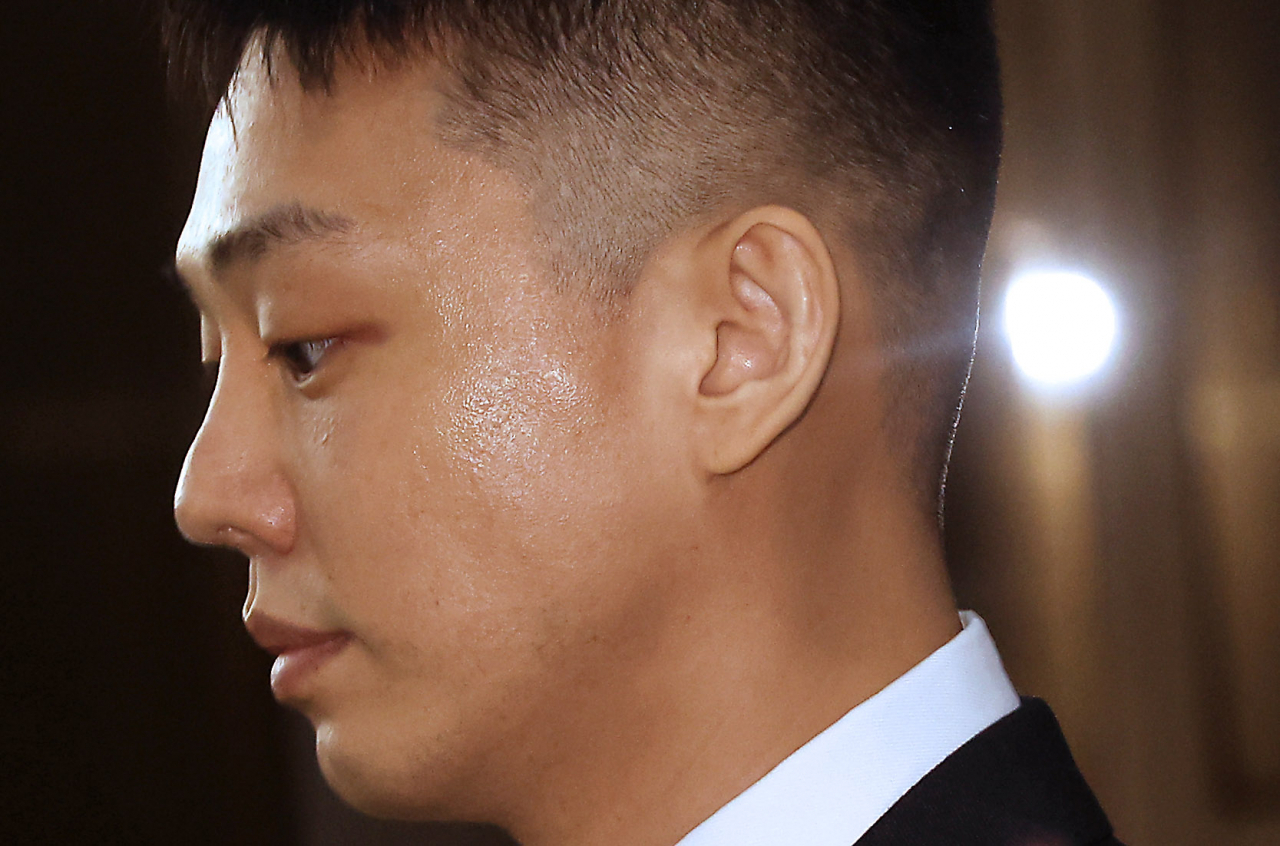 마약 상습 프리미엄 토토 혐의로 재판을 받은 배우 유아인(본명 엄홍식)씨가 지난해 7월 결심공판에 출석하고 있다. [뉴시스]