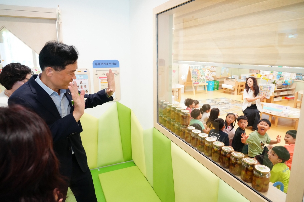 새로 개원한 sky 토토사이트을 방문한 이승로 구청장. [성북구 제공]