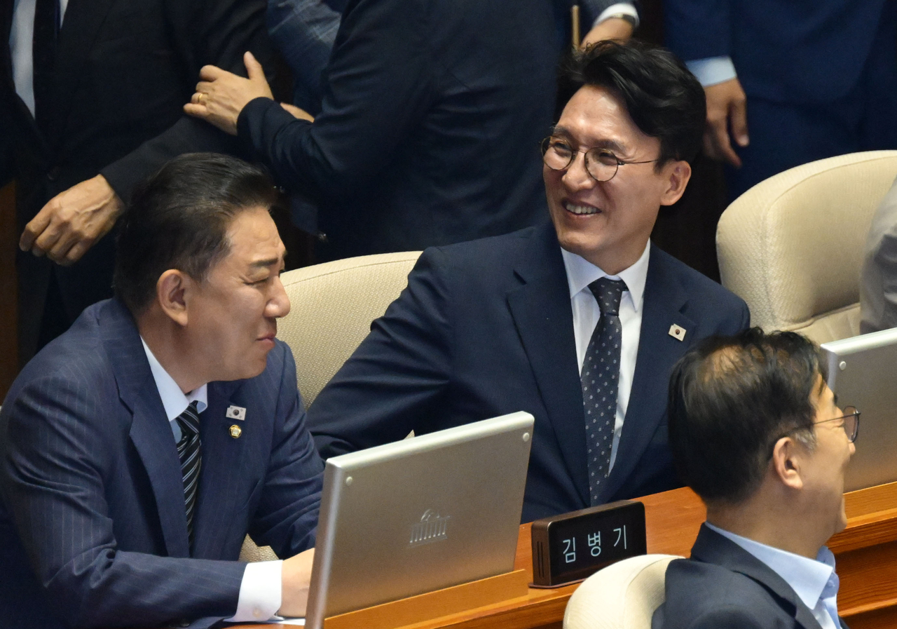 Rep. Kim Min-seok (right) is seated next to Democratic Party of Korea's floor leader Rep. Kim Byung-kee as his nomination as prime minister is confirmed Thursday in a National Assembly vote. Lee Sang-sub/The Korea Herald