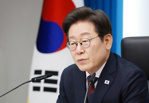Lee discusses deepening of partnership in phone talks with NATO chief