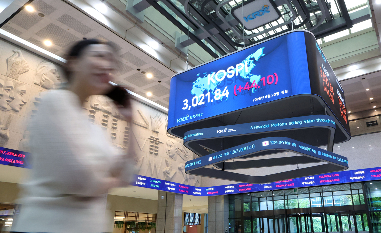 An official walks by the main lobby of the Korea Exchange in Seoul on Thursday. (Yonhap)