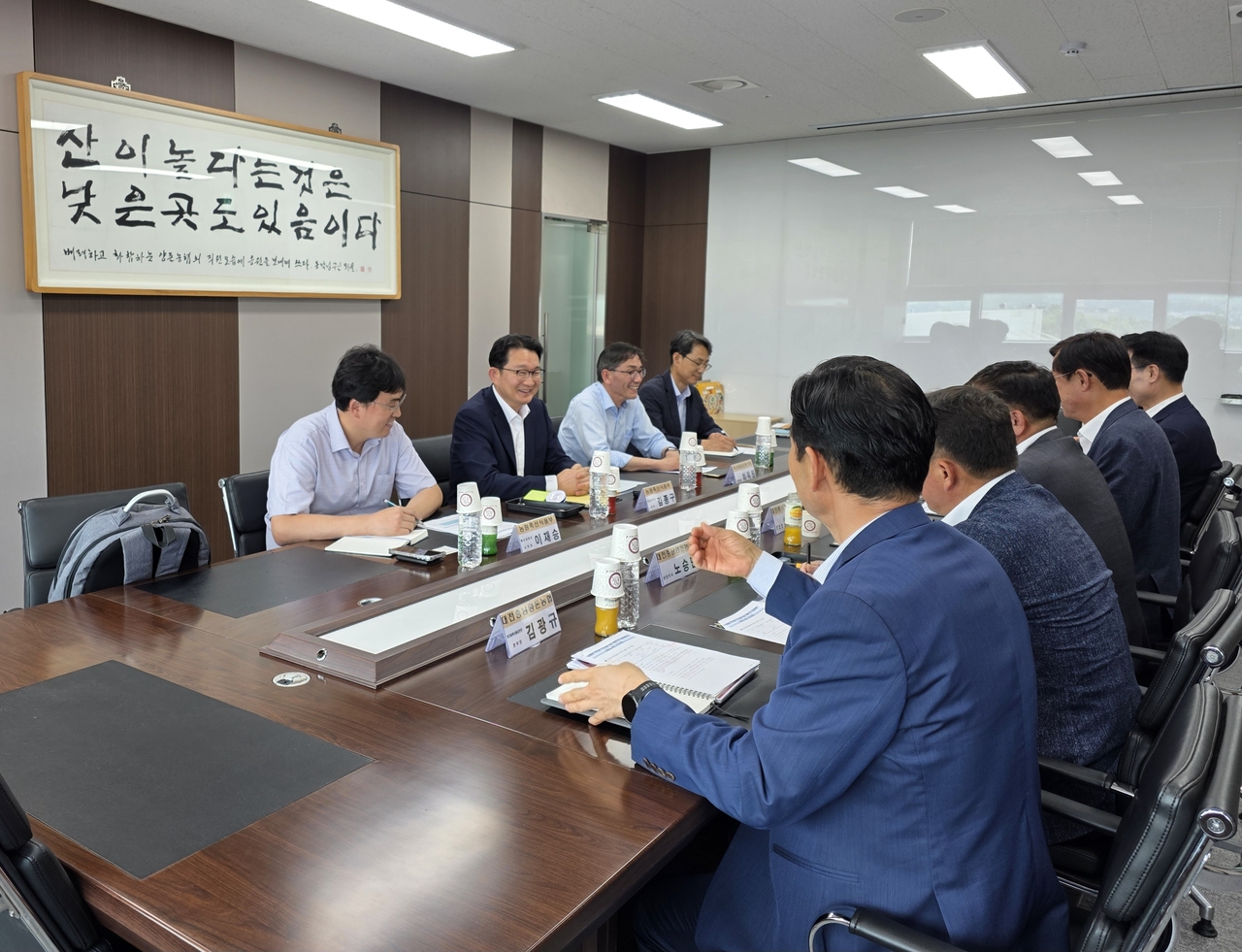 김종구(왼쪽 두번째) 농림축산식품부 식량정책실장이 3일 충남 천안 대전충남양돈농협포크빌 토토 카지노공판장을 찾아 여름철 토토 카지노 수급 상황을 점검하고 있다. [농림축산식품부 제공]