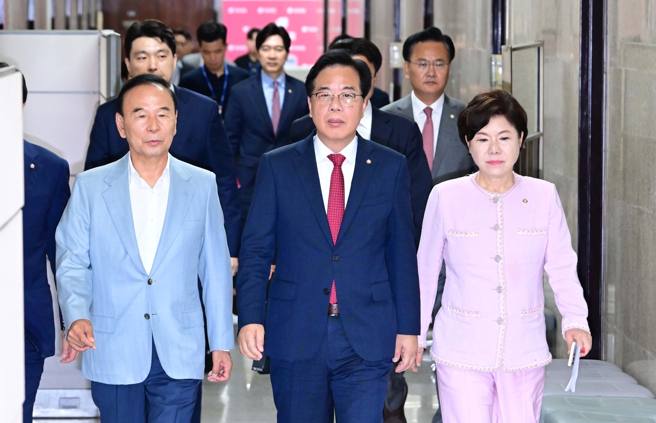 송언석 토토사이트 샌즈 비상대책위원장 겸 원내대표가 3일 오전 서울 여의도 국회에서 열린 비상대책위원회의에 참석하고 있다. 이상섭 기자