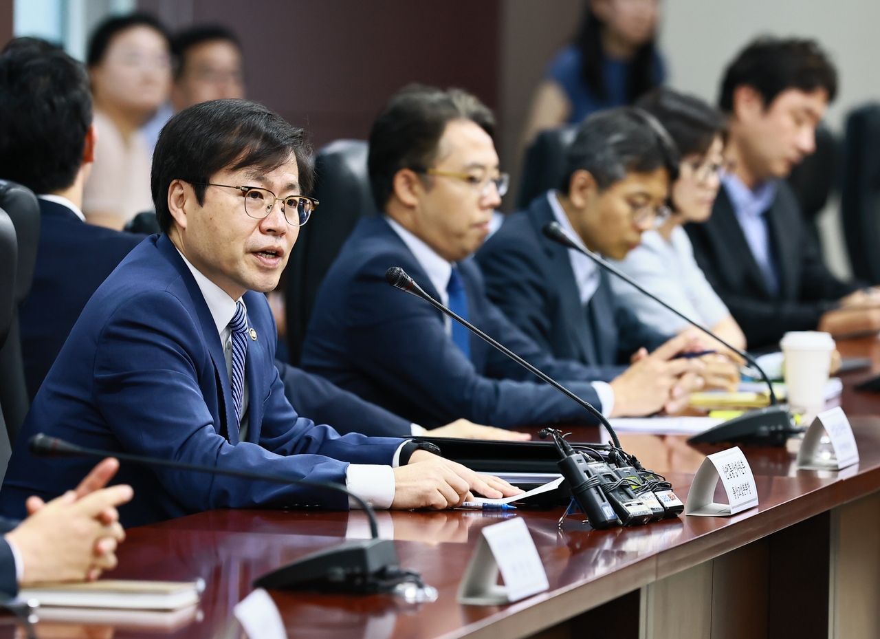 여한구(맨 왼쪽) 산업통상자원부 통상교섭본부장이 3일 서울 종로구 한국무역보험공사에서 열린 ‘제48차 통상추진위원회’를 주재하고 있다.
[산업통상자원부 제공]
