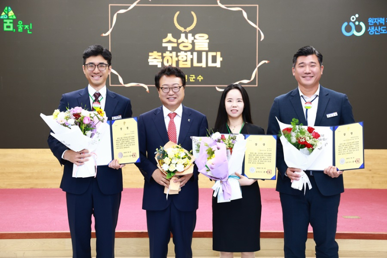 손병복 울진군수(왼쪽 두번째)가 ‘울진행정의 숨은 일꾼’으로 선정된 직원 3명에게 시상한 뒤 기념사진을 찍고 있다.[울진군 제공]