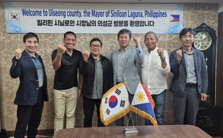 리핀 시닐로안시 대표단이 의성군을 방문해 기념사진을 찍고 있다. [의성군 제공]