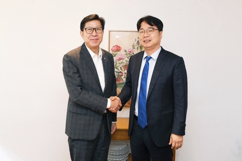 박형준 해외 실시간 토토사이트시장(왼쪽)과 이재성 민주당 해외 실시간 토토사이트시당 위원장이 3일 회동을 갖고 해외 실시간 토토사이트 발전과 현안 해결을 위한 협치 방안을 논의했다. [더불어민주당 해외 실시간 토토사이트시당 제공]