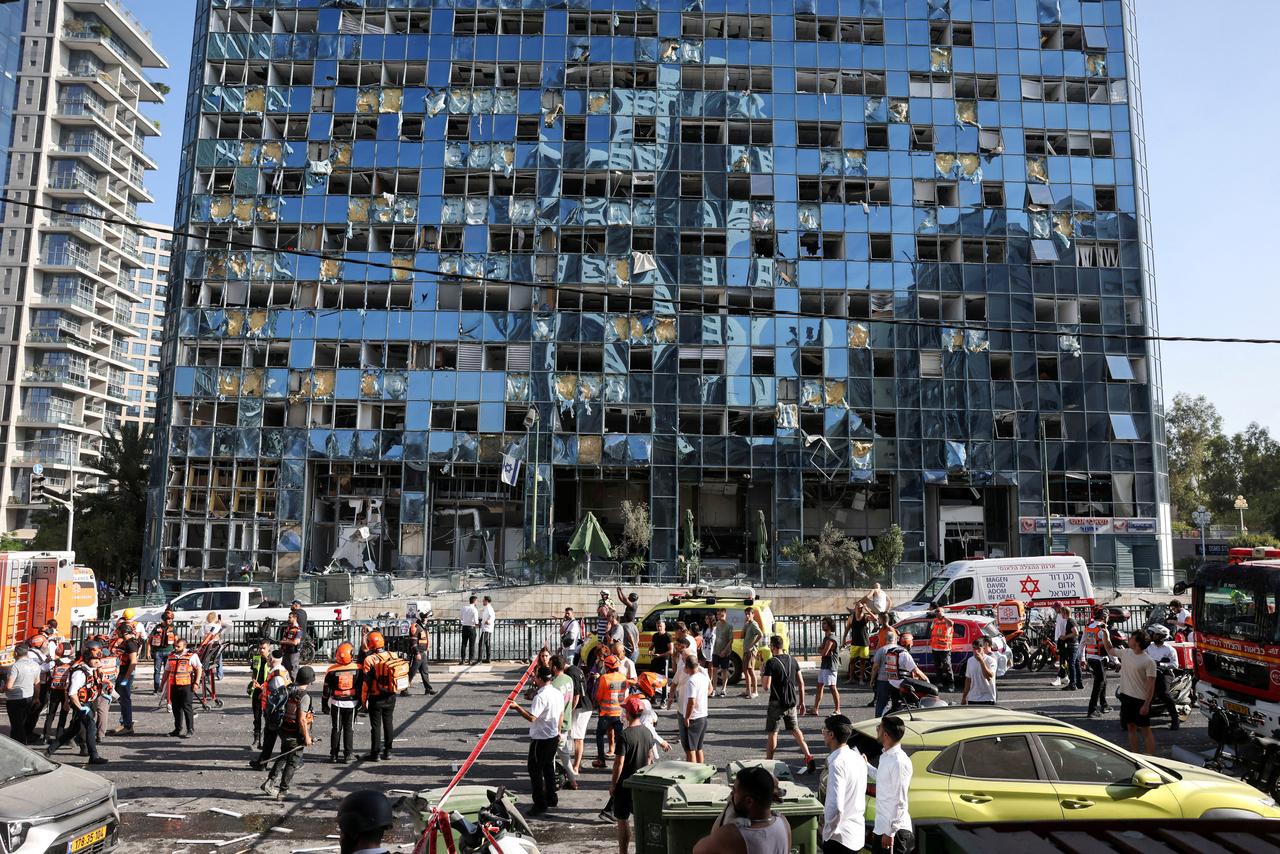 Emergency personnel work at an impact site following a strike from Iran on Israel, in Ramat Gan, Israel, June 19.   Reuters-Yonhap