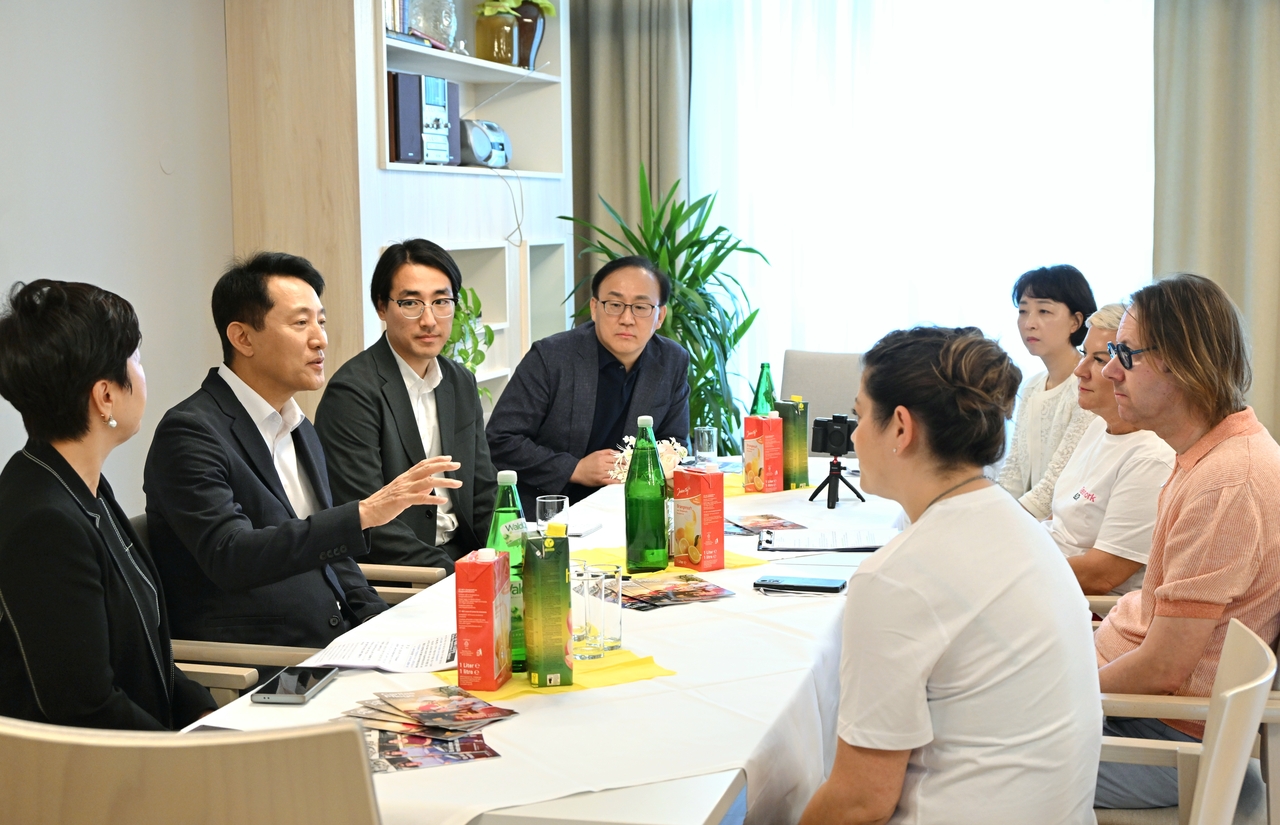 오세훈 서울시장이 2일 오전 (현지시간) 오스트리아 빈의 치매 노인 요양토토사이트 운영자 공소시효 ‘카리타스 생트 막달레나’을 찾아 관계자들과 어르신 통합돌봄 시스템 등을 논의하고 있다. [서울시 제공]