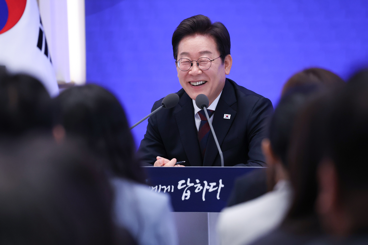 이재명 토토사이트 첫충이 3일 청와대 영빈관에서 열린 ‘토토사이트 첫충의 30일, 언론이 묻고 국민에게 답하다’ 기자회견에서 발언하고 있다. [연합]