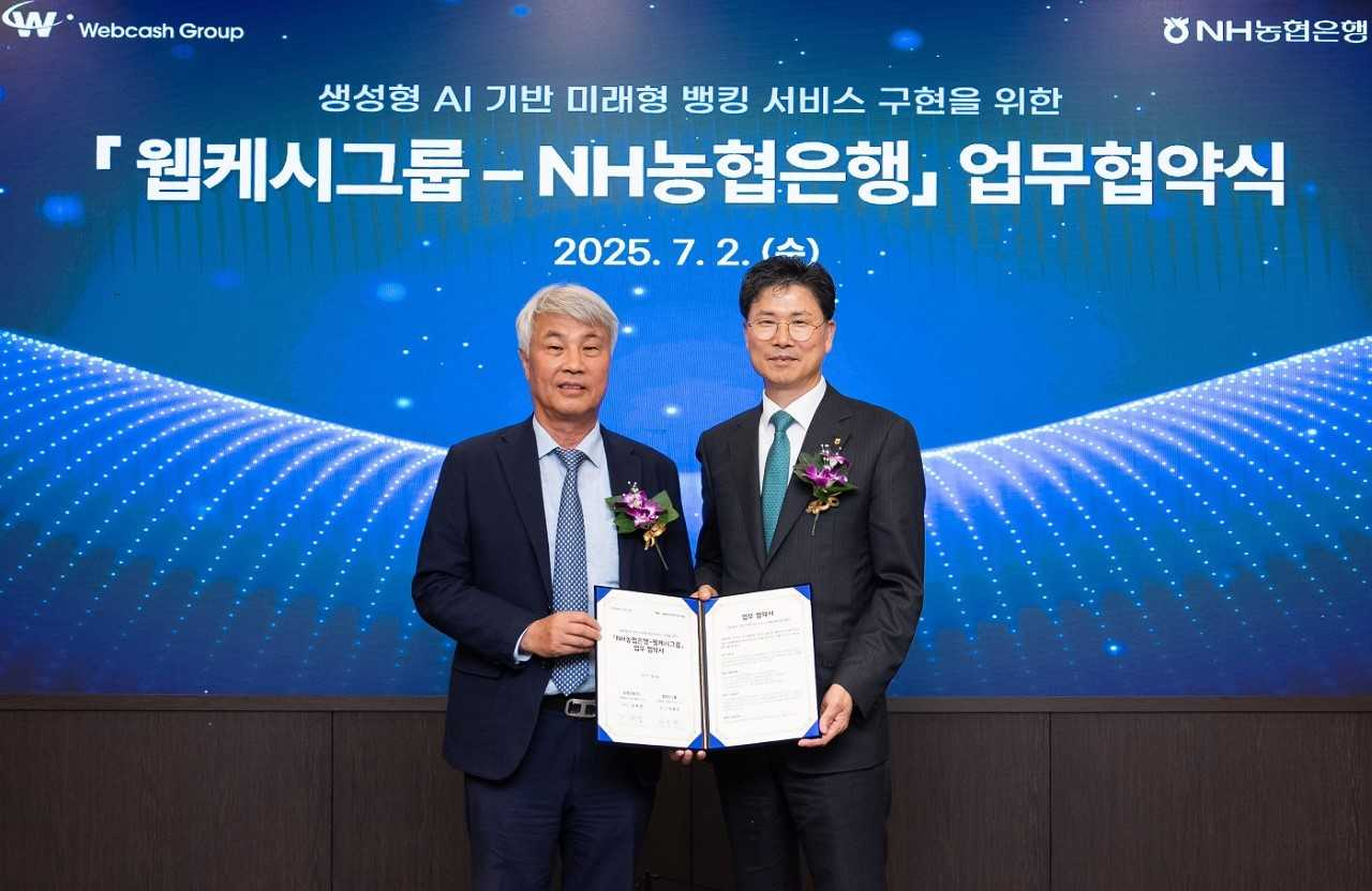 지난 2일 농협은행 본사에서 강태영(오른쪽) 농협은행장과 석창규 웹케시그룹 회장이 ‘생성형대가 토토사이트 기반 미래형 뱅킹서비스 구현’을 위한 업무협약을 체결했다. [농협은행]