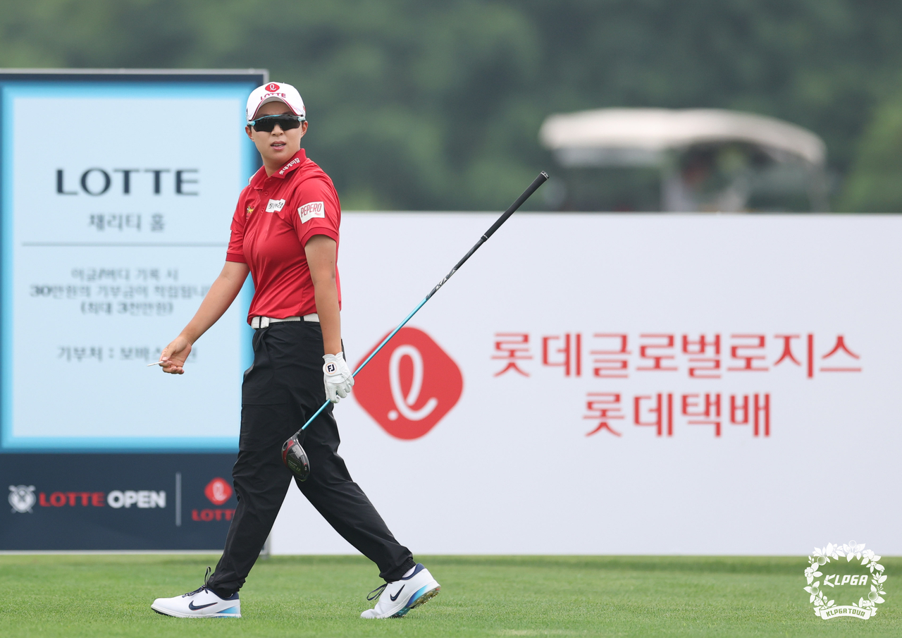 김효주가 3일 인천 베어즈베스트 청라골프클럽에서 열린 KLPGA 투어 롯데 실시간 해와 토토사이트 1라운드에서 10번홀 티샷을 한 뒤 타구를 확인하고 있다.    [KLPGA 제공]