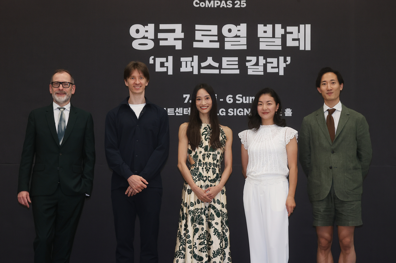 케빈 오헤어 디렉터(왼쪽부터), 수석 무용수 바딤 문타기로프, 후미 가네코, 퍼스트 솔로이스트 최유희, 전준혁이 2일 서울 강서구 LG아트센터에서 열린 영국 로열 알파벳 토토 ‘더 퍼스트 갈라’ 기자간담회에서 포즈를 취하고 있다. [연합]