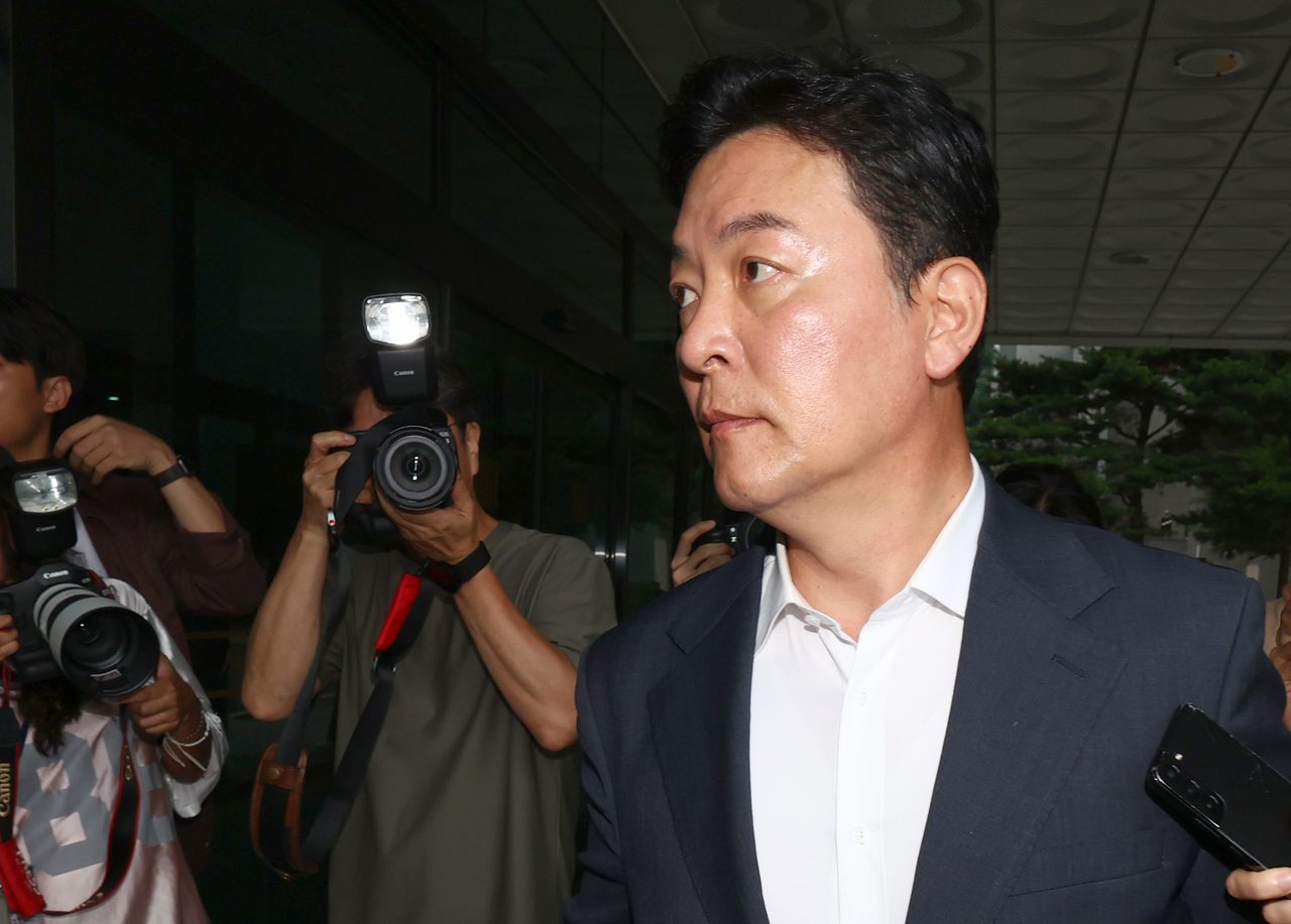 Kim Seong-hoon, former deputy chief of the Presidential Security Service (PSS), appeared before a special counsel team Thursday to undergo questioning in connection with former President Yoon Suk Yeol's martial law bid. (Yonhap)