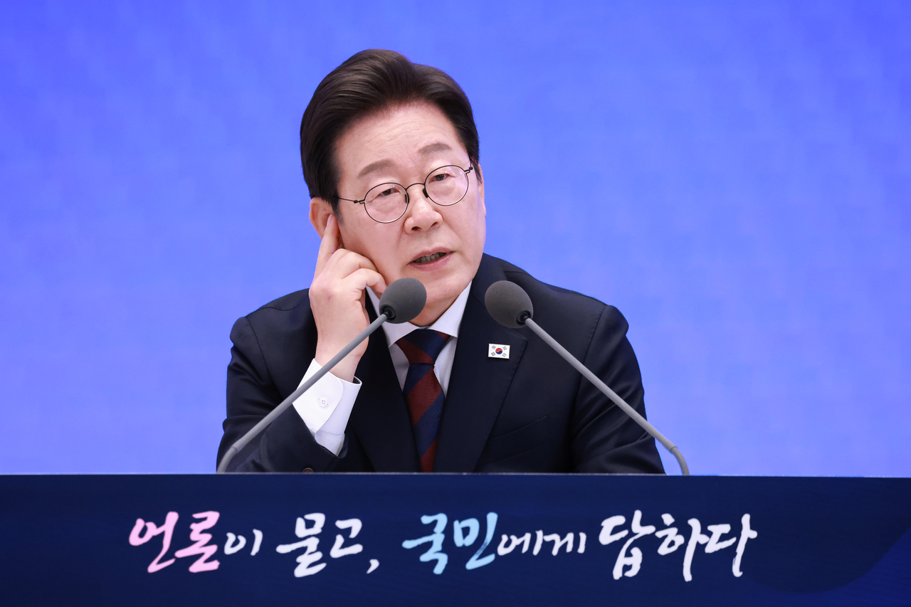 이재명 대통령이 3일 청와대 영빈관에서 열린 ‘대통령의 30일, 언론이 묻고 국민에게 답하다’ 기자회견에서 발언하고 있다. [연합]