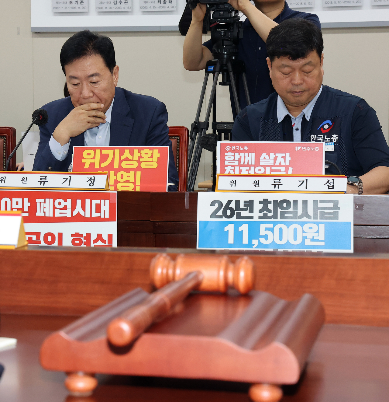정수근 토토사이트원회 사용자위원인 류기정 한국경영자총협회 전무(왼쪽)와 근로자위원인 류기섭 한국노총 사무총장이 3일 정부세종청사에서 열린 정수근 토토사이트원회 제9차 전원회의에서 나란히 자리하고 있다. [연합]
