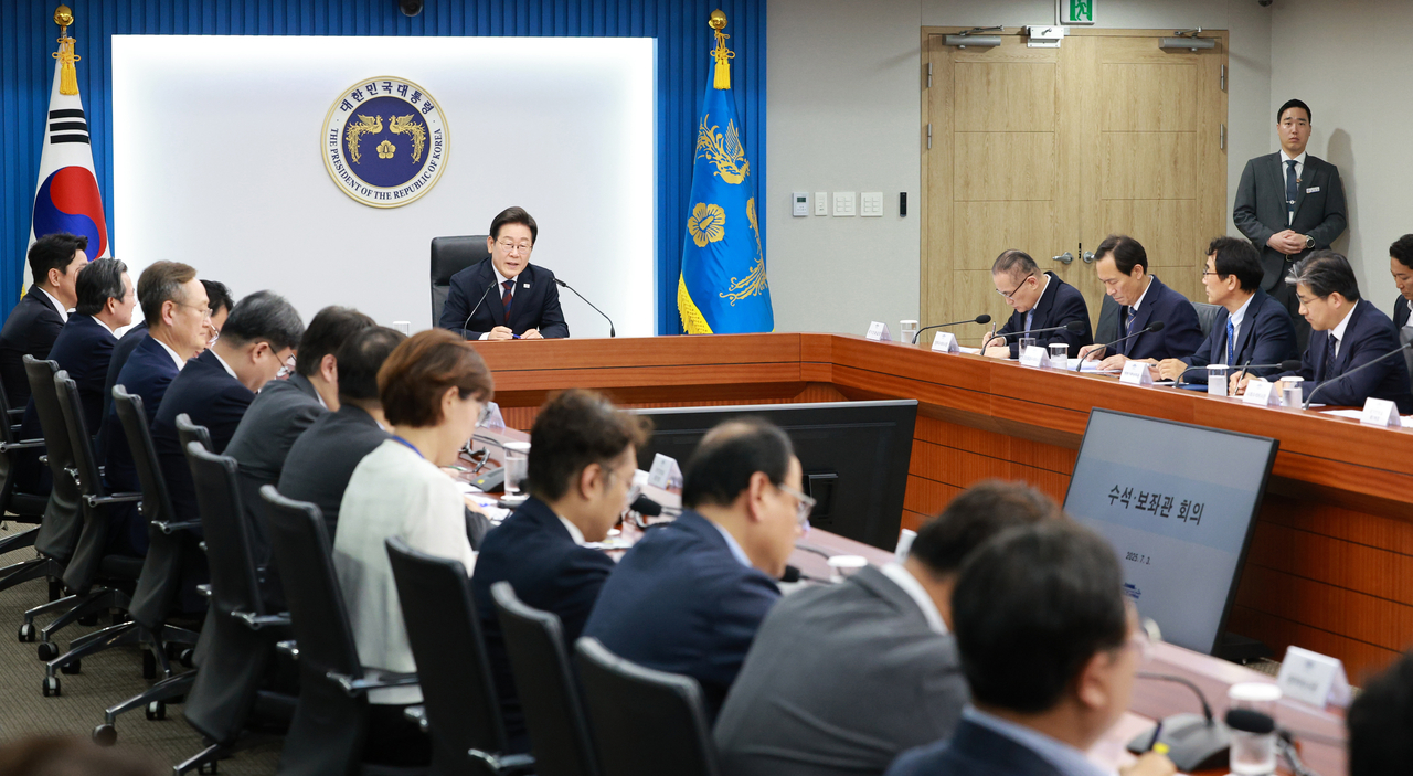 이재명 퍼스타 토토이 3일 서울 용산 퍼스타 토토실 청사에서 열린 2차 수석보좌관회의를 주재하고 있다. [연합]