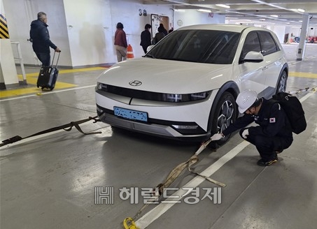 차량 고박상태를  점검하고 있다[포항해수청제공]
