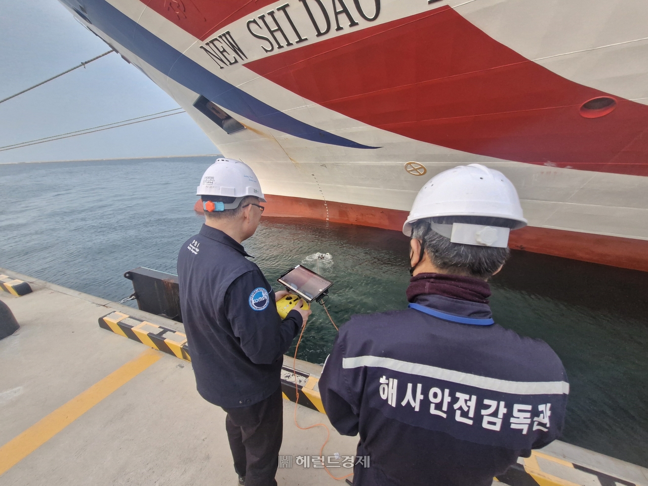 수중드론으로 선체외부 를 점검하고 있다[포항해수청 제공]