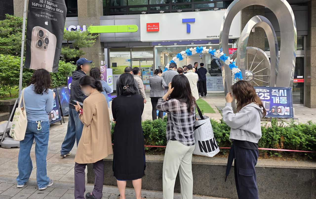 지난 4월 20일 서울 시내 한 SK텔레콤 공식인증 대리점 앞에 토토사이트 썸들이 유심 교체를 위해 길게 줄을 서 기다리고 있다. [연합]