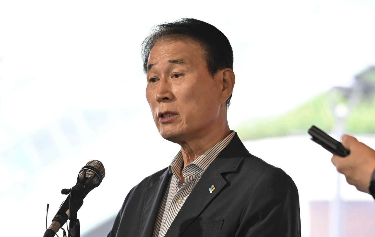 권오을 국가보훈부 장관 후보자가 지난 5월 25일 오전 서울 중구에 마련된 인사토토사이트 은행 조회서 준비 사무실로 출근하며 취재진의 질의에 답변하고 있다. [헤럴드경제 DB]