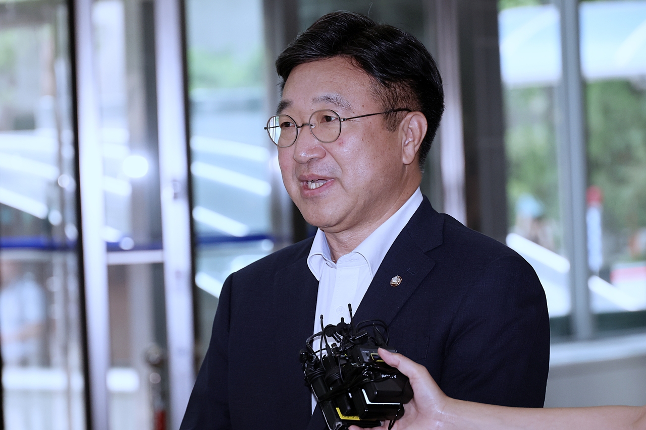 윤호중 행정안전부 장관 모먼트 토토사이트가 30일 오전 서울 종로구 플래티넘 빌딩에 마련된 인사청문회 준비 사무실로 출근하며 취재진 질문에 답하고 있다.[행정안전부 제공]