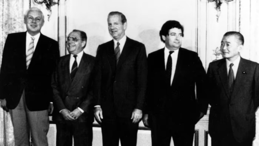 지난 1985년 9월, 미국 뉴욕의 플라자호텔로 G5(주요 5개국) 재무장관들이 모인 모습.  이날 이뤄진 ‘플라자 합의’는 미국이 G5 재무장관을 불러들여 토토사이트 동화 코드 약세를 압박한 것을 일컫는다. [AP]