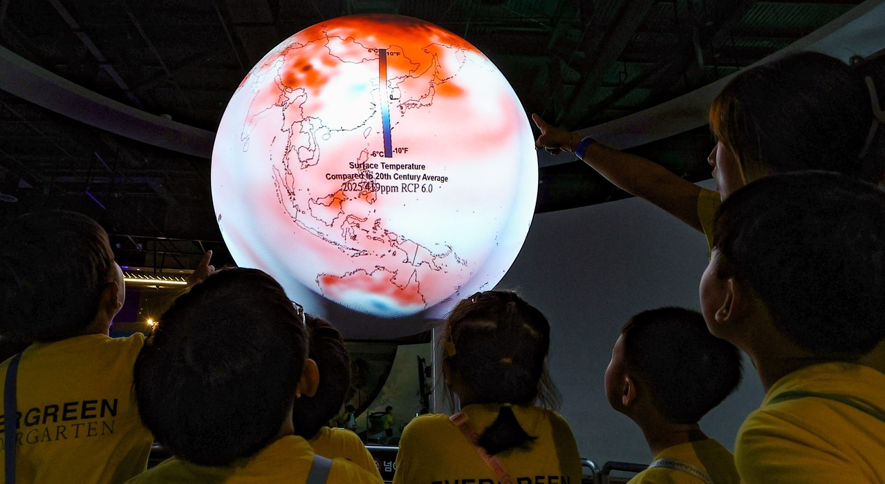 Students from a local kindergarten visit the Daegu National Science Museum on Friday, where they examine a climate simulation showing projected 2025 temperature increases linked to rising carbon dioxide levels. (Yonhap)
