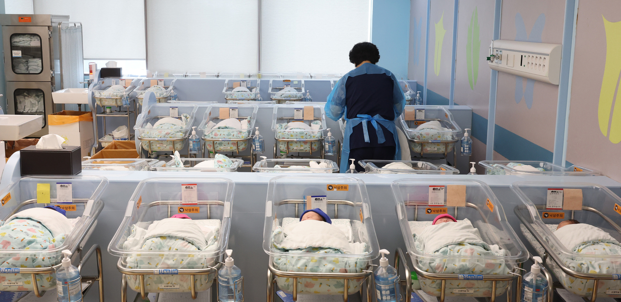 This photo shows newborn babies at a hospital in Ilsan, Gyeonggi Province, on May 27. (Newsis)