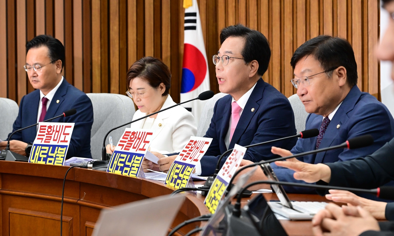 김병기(위 사진 가운데)) 더불어민주당대표 직무대행 겸 원내대표와 송언석(아래 사진 왼쪽 세번째) 국민의힘 비상대책위원장 겸 원내대표가 각각 4일 오전 서울 여의도 토토사이트 하피에서 열린 민주당 최고위원회의와 국민의힘 원내대책회의에 참석해 모두발언하고 있다.  이상섭 기자
