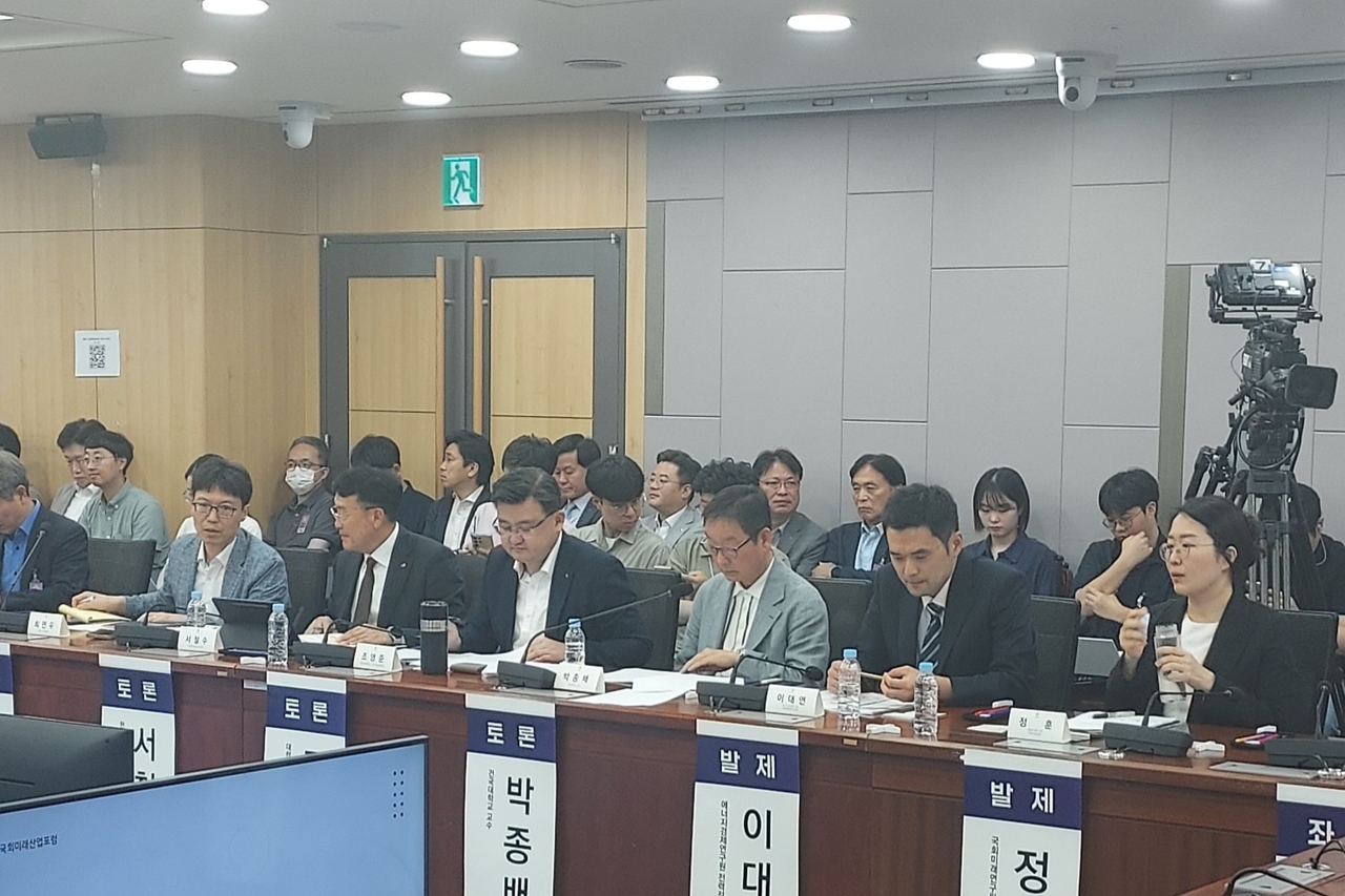 4일 서울 여의도 국회의원회관에서 열린 ‘제2회 국회미래산업포럼’에 정훈(오른쪽부터) 국회미래연구원 미래산업팀장, 이대연 에너지경제연구원 토토사이트 운영 썰정책연구실장, 박종배 건국대 교수, 조영준 대한상의 지속가능경영원장 등이 참석했다. 한영대 기자