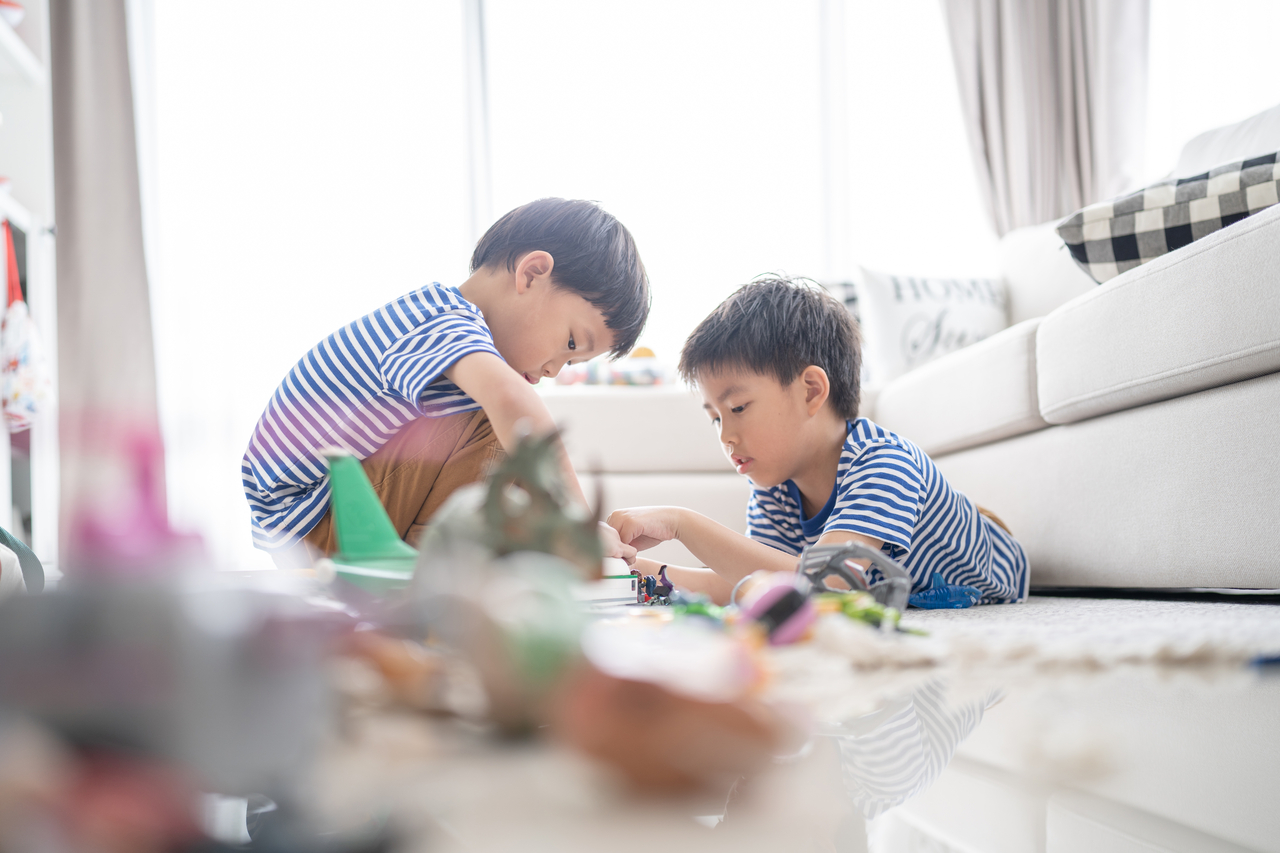 Two children play in a living room. (123rf)