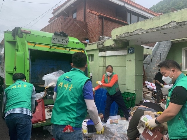 This photo distributed by the district office of Suseong-gu, Daegu, shows the cleaning job conducted on the home of a hoarder family. (Susjeong-gu Office)