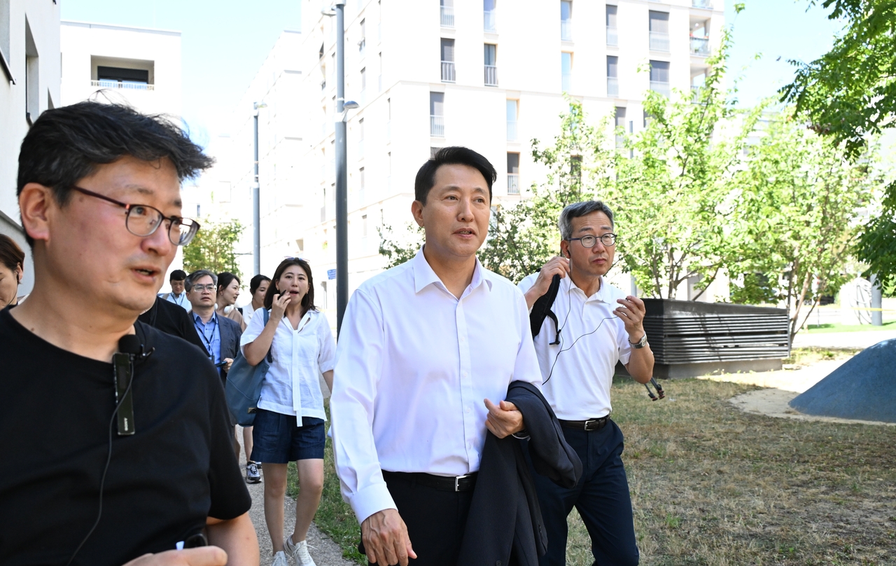 오세훈 서울시장이 지난 2일 오스트리아 빈의 청년 주거단지 ‘융에스 보넨’을 둘러보고 있다. [서울시 제공]