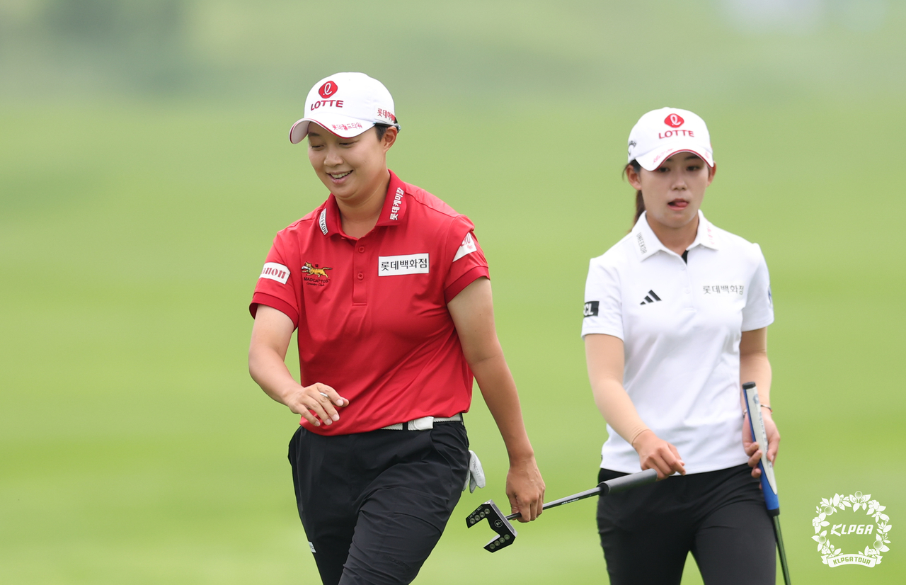 후배 황유민과 동반 플레이를 펼친 김효주(왼쪽). [사진=KLPGA]