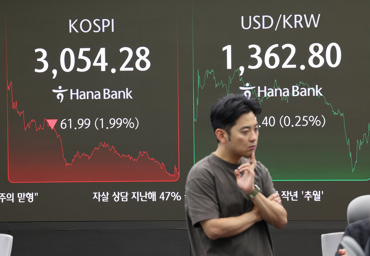 An electronic board showing the Korea Composite Stock Price Index at a dealing room of the Hana Bank headquarters in Seoul on Friday. (Yonhap)