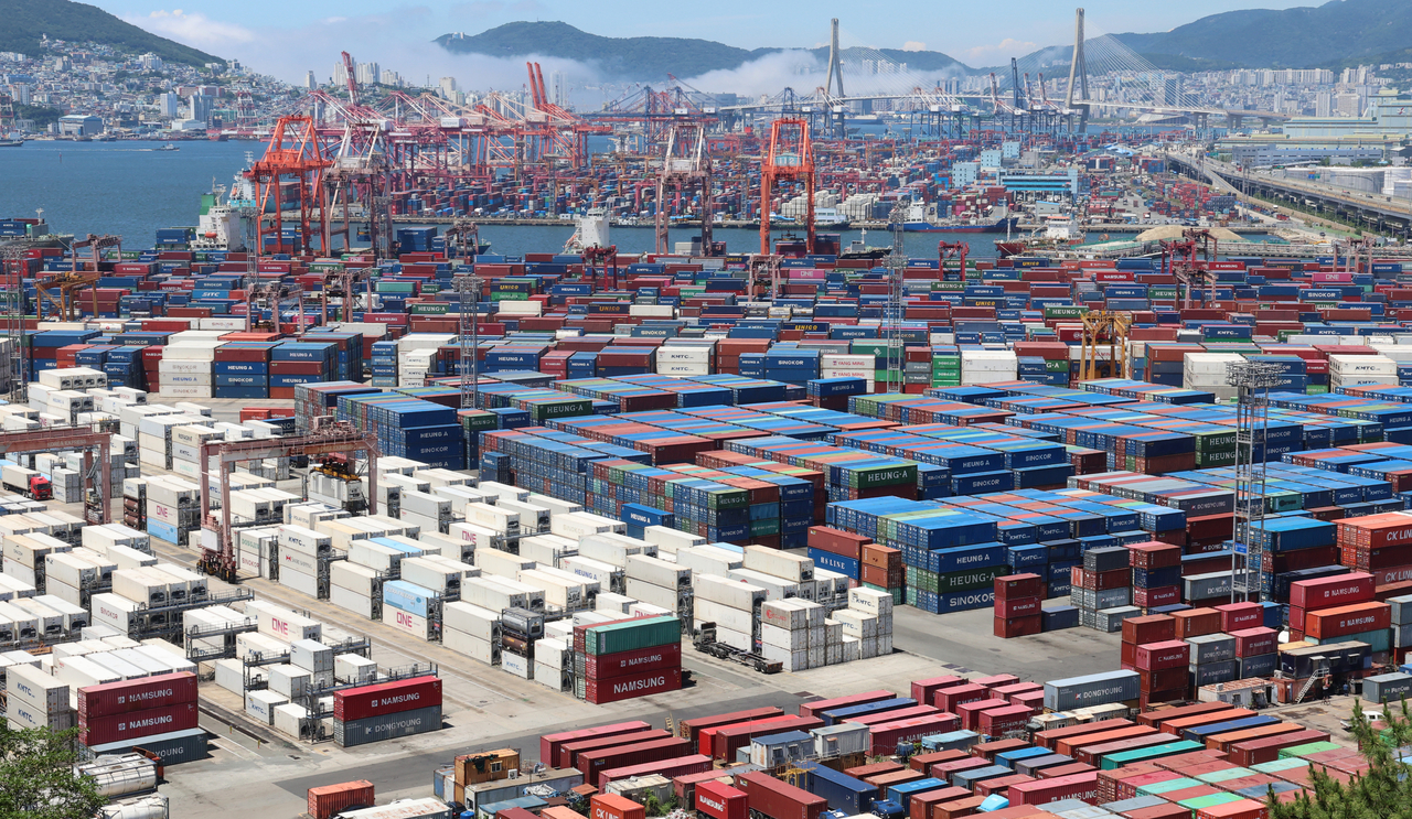 Containers are waiting to be shipped at a port in the southeastern city of Busan on Monday. (Yonhap)