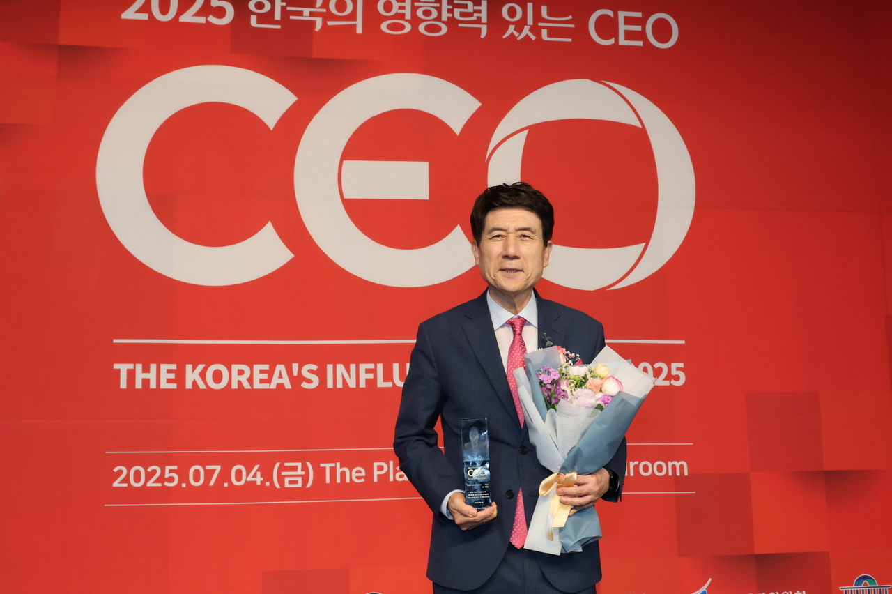 4일 서울 더플라자 호텔에서 열린 ‘2025 한국의 영향력 있는 CEO’ 시상식에서 이강덕 토토사이트 첫충이 이차전지 명품도시경영 분야 대상을 수상했다.[포항시 제공]