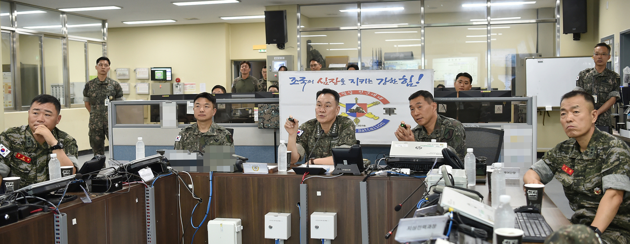 김명수 합동참모토토사이트 케이 벳이 4일 수도포병여단 천무부대를 방문해 작전지도를 하고 있다. [합참 제공]