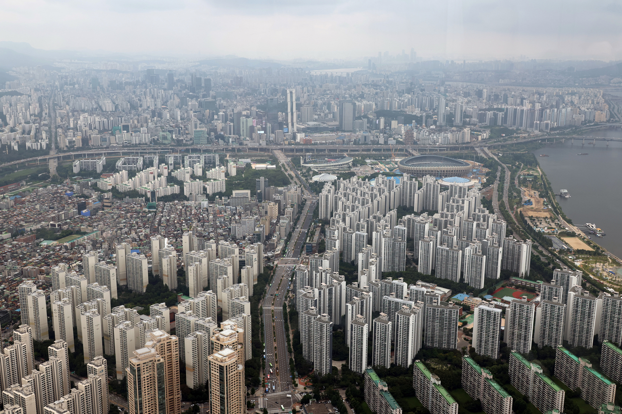 This photo shows the apartment complexes in Seoul’s Gangnam-gu district on Thursday. (Yonhap)