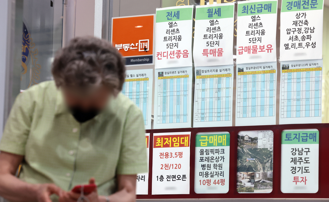 Lease and rental listings are displayed in the window of a real estate agency in Songpa-gu, eastern Seoul, on Friday. (Yonhap)