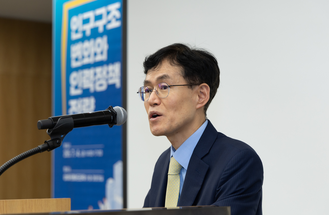 4일 열린 ‘인구구조 변화와 토토사이트 마무리 멘트 전략’ 세미나에서 장상식 한국무역협회 국제무역통상연구원장이 인사말을 하고 있다. [무협 제공]