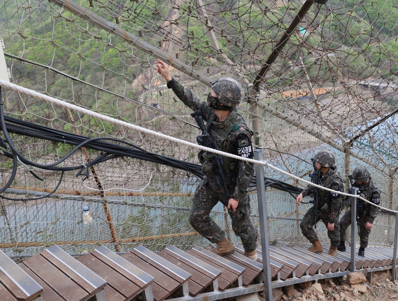 합동참모본부는 전날 밤 중서부전선에서 군사분계선(MDL)을 넘어오는 북한 인원 1명의 forever 토토사이트을 확보했다고 4일 밝혔다. 자료사진. [헤럴드DB]